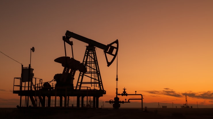 Giá dầu chịu áp lực giảm giá bởi dự báo tiêu cực của IEA.